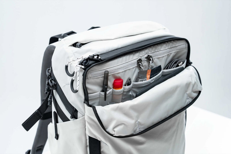 Matador GlobeRider35 Travel Backpack (white) - Handgepäckkonformer Rucksack für Weltreisen (35 liter) von Matador