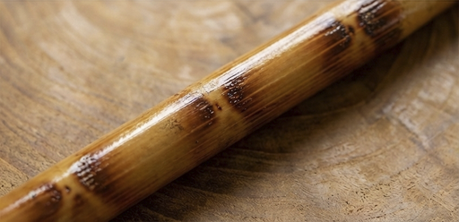 Detailaufnahme Brandmuster auf Rattan-Trainingsstock (Modell 2)