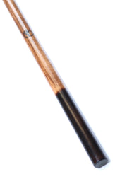 Detailaufnahme der handgebrannten Dark End Spitze am Buchenholz-Trainingsstock