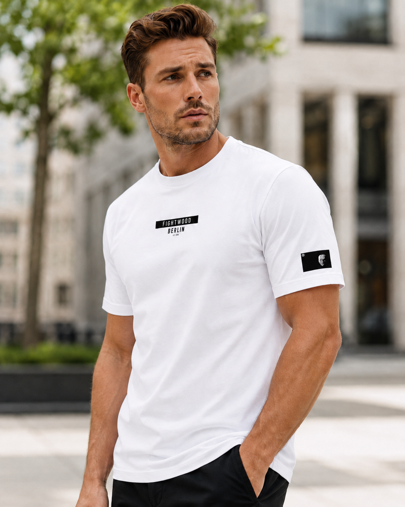 Fightwood Berlin Signature Herren Premium T-Shirt mit Ärmelprint in Vorderansicht