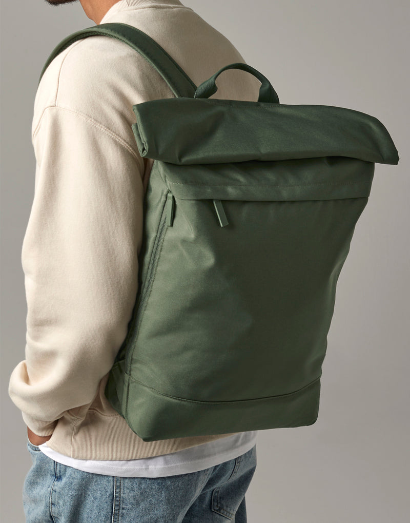 Minimalistischer Reise-Rucksack – Gepäckgurt hinten am Koffer befestigt