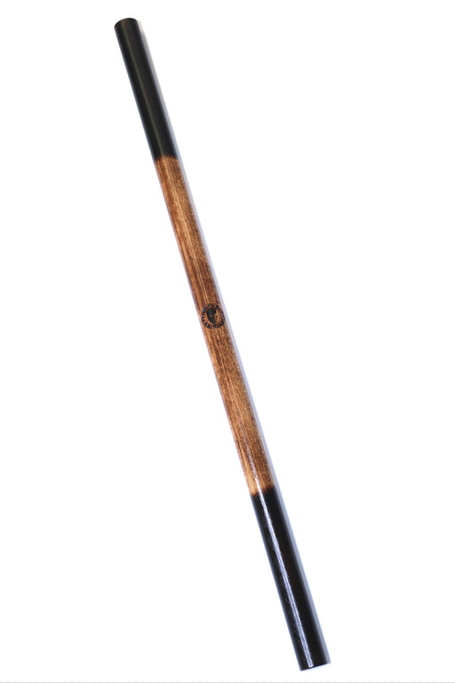 FIGHTWOOD® BURN Buche Dark End Escrima Stöcke als Paar auf weißem Hintergrund