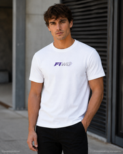 Herrenmodel trägt Fightwood FIWD Icon Premium T-Shirt von vorne