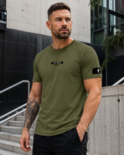 Detailaufnahme des Ärmelprints am Fightwood Berlin Signature Herren T-Shirt