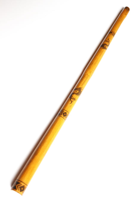 Dragon – Philippinischer Rattan-Stock 71 cm (Ø 24–26 mm) | gebranntes Drachen-Motiv, lackiert | Escrima/Kali/Arnis