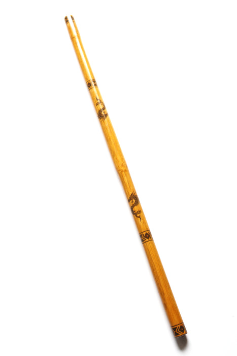 Dragon – Philippinischer Rattan-Stock 71 cm (Ø 24–26 mm) | gebranntes Drachen-Motiv, lackiert | Escrima/Kali/Arnis