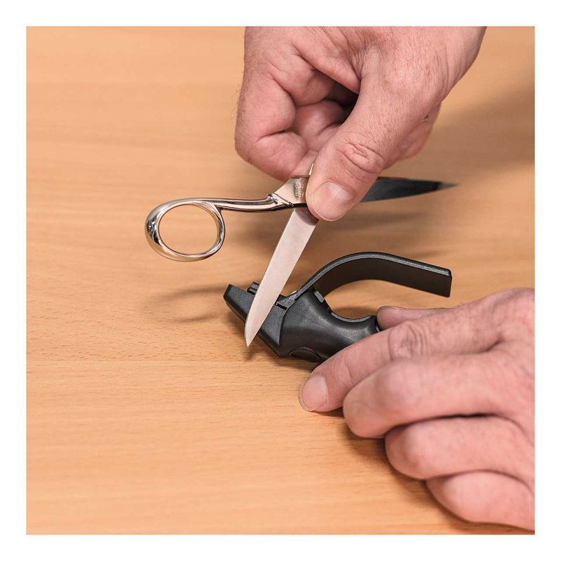 Anwendung des Herbertz V-Messerschärfers an einer glatten Klinge