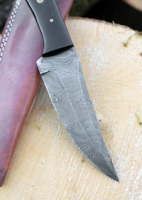 knife with Damascus steel blade and horn handle