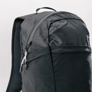 Matador ReFraction Backpack mit YKK Reißverschluss und seitlicher Flaschentasche
