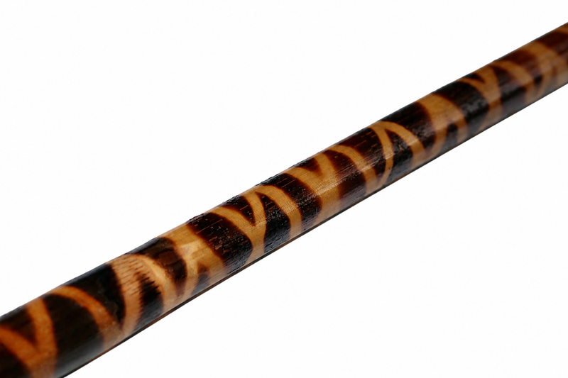 Detailaufnahme des Brandmusters auf einem 70 cm Rattan Trainingsstock
